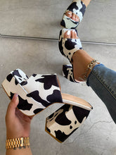 Plateausandalen mit Print und dickem Absatz